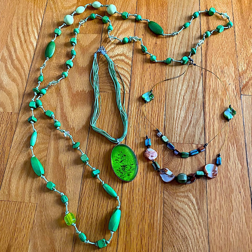 Lot of 3 Necklaces💚